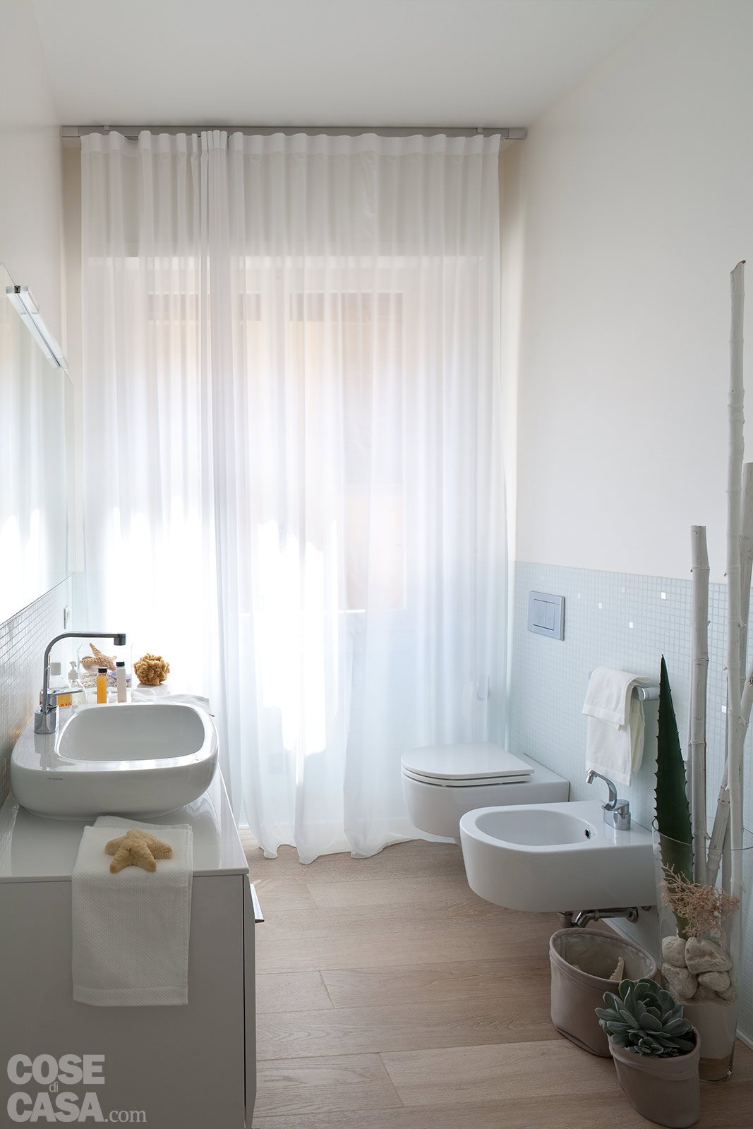 bagno con insoliti tendaggi a tutta altezza per creare privacy alla grande finestra bagno con insoliti tendaggi a tutta altezza per creare privacy alla grande finestra