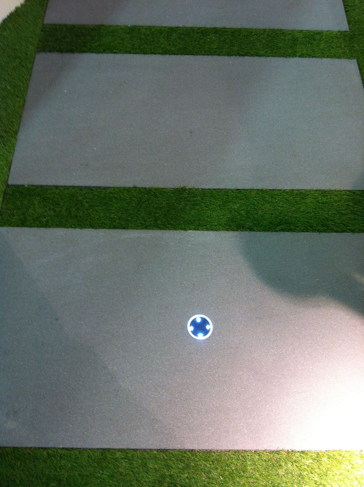 Il sistema Aextra20 di Ceramiche Caesar si compone di lastre monolitiche in grès porcellanato perfettamente squadrate e rettificate di spessore 20 mm, in formato 60x60 cm, con finitura superficiale antiscivolo. www.caesar.it Il sistema Aextra20 di Ceramiche Caesar si compone di lastre monolitiche in grès porcellanato perfettamente squadrate e rettificate di spessore 20 mm, in formato 60x60 cm, con finitura superficiale antiscivolo. www.caesar.it