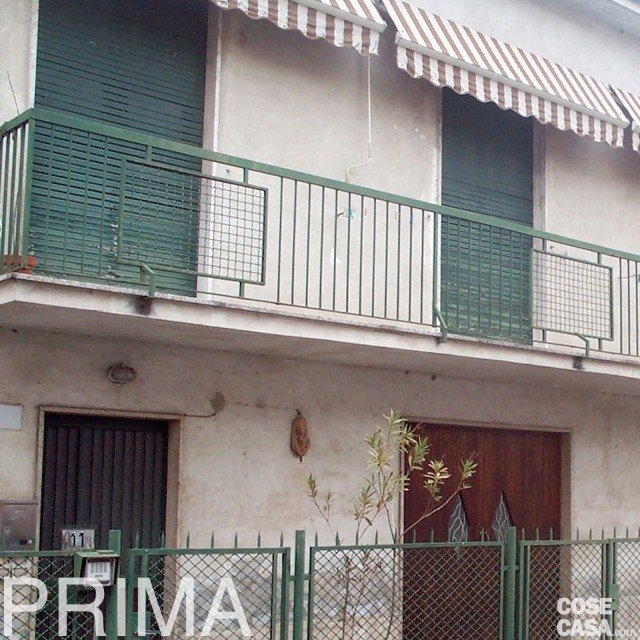 La facciata esterna è stata modificata radicalmente pur mantenendo alcune caratteristiche: il balcone al primo piano, l’ingresso a sinistra e a destra il box. Nuova invece la collocazione della cucina, per la quale sono state realizzate le aperture richieste dalla normativa: quelle dei fori di aerazione e della finestra a nastro La facciata esterna è stata modificata radicalmente pur mantenendo alcune caratteristiche: il balcone al primo piano, l’ingresso a sinistra e a destra il box. Nuova invece la collocazione della cucina, per la quale sono state realizzate le aperture richieste dalla normativa: quelle dei fori di aerazione e della finestra a nastro