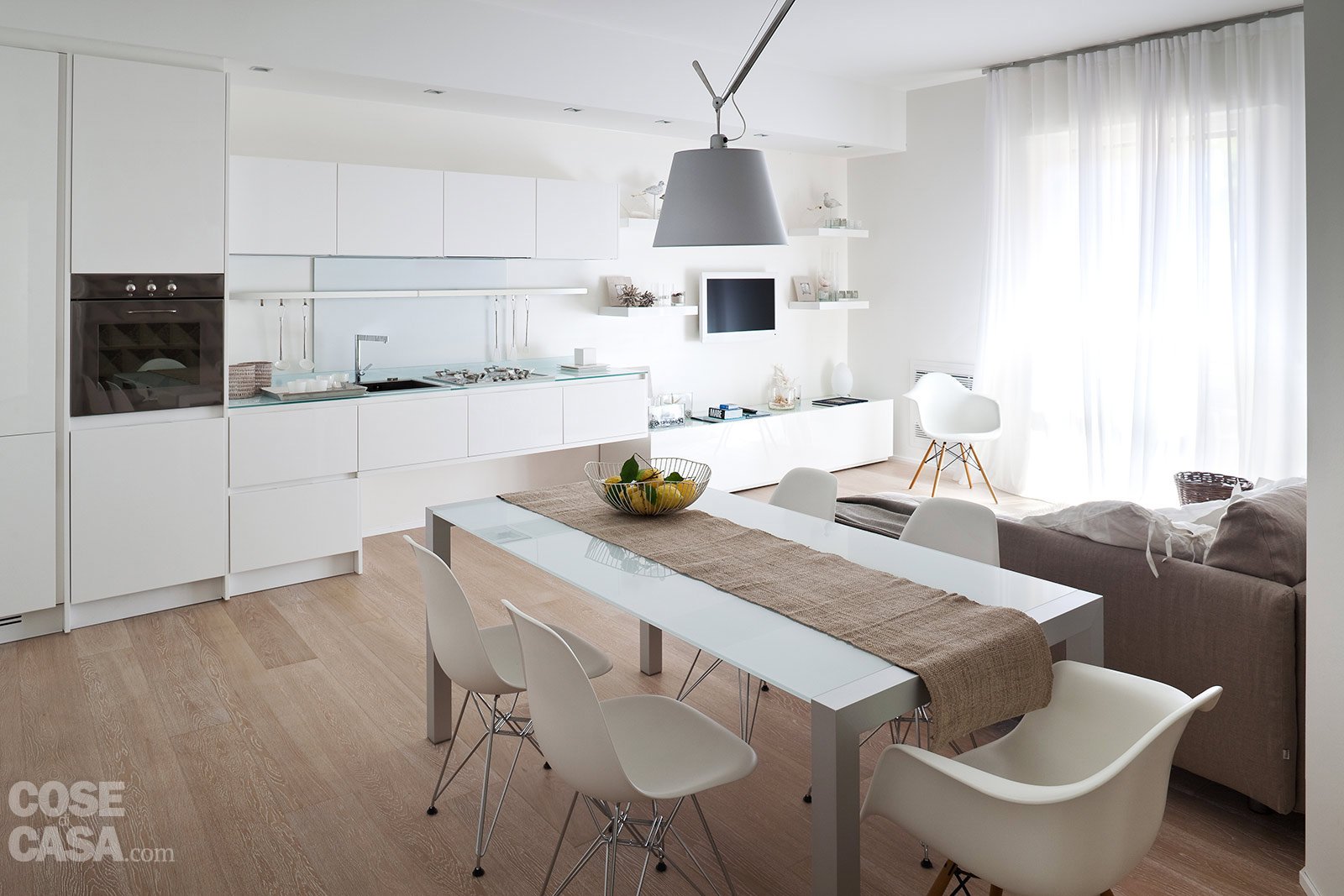 cucina bianca con tavolo bianco in vetro cucina bianca con tavolo bianco in vetro