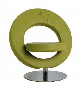 La poltrona con seduta a ribalta ha struttura in ferro e imbottitura in poliuretano espanso, ed è rivestita in pelle; misura L 85 x P 75 x H 83 cm e costa 820 euro  Atollo di Delta Salotti ] www.deltasalotti.com