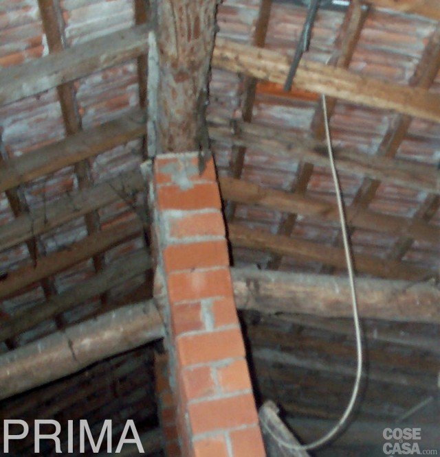 Il tetto è stato demolito e ricostruito per ottenere un elevato livello di coibentazione e garantire comfort termico anche agli ambienti situati al livello sottotetto. Il tetto è stato demolito e ricostruito per ottenere un elevato livello di coibentazione e garantire comfort termico anche agli ambienti situati al livello sottotetto.