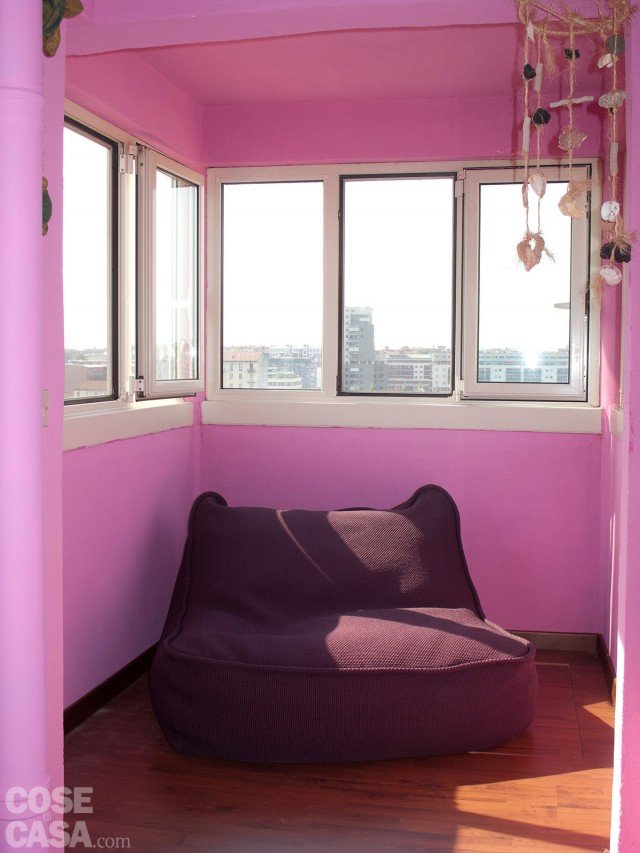 Nel piccolo salotto è stata conservata la preesistente fascia finestrata che consente di godere dell’affaccio su tre lati. Pareti e soffitto della stanza sono stati tinteggiati di rosa, scegliendo poi per i rivestimenti tessili imbottiti di tonalità coordinate. Poltrona: Float di Paola Lenti, design Francesco Rota (nella versione base 1.360 euro Nel piccolo salotto è stata conservata la preesistente fascia finestrata che consente di godere dell’affaccio su tre lati. Pareti e soffitto della stanza sono stati tinteggiati di rosa, scegliendo poi per i rivestimenti tessili imbottiti di tonalità coordinate. Poltrona: Float di Paola Lenti, design Francesco Rota (nella versione base 1.360 euro