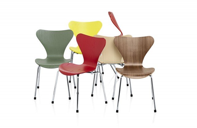 Pane e design fin dalla più tenere età, la sedia cult Série 7 è disponbile anche nella versione XXS pensata per i più piccoli. Creata nel 1955 da Arne Jacobsen è una vera icona del design scandinavo che oggi Fritz Hansen presenta in una nuova edizione. Leggera, impilabile ed estremamente robusta saprà resistere ai più terribili diavoletti. Realizzata in compensato in frassino tinto ha la base in tubolare in acciaio. Disponibile in una vasta gamma di vivaci colori e nelle nuove tinte grigio, verde salvia e blu petrolio. Misura L 40 cm x P 42 x H 60 cm. Prezzo 465 euro. Acquistabile su www.madeindesign.it Pane e design fin dalla più tenere età, la sedia cult Série 7 è disponbile anche nella versione XXS pensata per i più piccoli. Creata nel 1955 da Arne Jacobsen è una vera icona del design scandinavo che oggi Fritz Hansen presenta in una nuova edizione. Leggera, impilabile ed estremamente robusta saprà resistere ai più terribili diavoletti. Realizzata in compensato in frassino tinto ha la base in tubolare in acciaio. Disponibile in una vasta gamma di vivaci colori e nelle nuove tinte grigio, verde salvia e blu petrolio. Misura L 40 cm x P 42 x H 60 cm. Prezzo 465 euro. Acquistabile su www.madeindesign.it