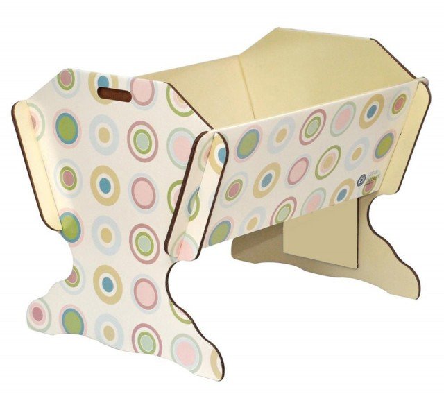 Ecologica e di design, la culla di Green Lullaby è in cartone bianco ricilato con motivi a cerchi. Senza scendere a compromessi sulla sicurezza del bebé, questo lettino prima infanzia è robusto e ignifugo. Pratico, si monta e si smonta in pochi secondi, senza attrezzi. Situata all'altezza del letto dei genitori, questa culla è facilmente accessibile. Leggerissima, pesa meno di 3 Kg. È venduto con materasso incluso. Misura L 80 x P 36 x H 73 cm. Prezzo 59 euro. Acquistabile su <strong>www.pixmania.com</strong> Ecologica e di design, la culla di Green Lullaby è in cartone bianco ricilato con motivi a cerchi. Senza scendere a compromessi sulla sicurezza del bebé, questo lettino prima infanzia è robusto e ignifugo. Pratico, si monta e si smonta in pochi secondi, senza attrezzi. Situata all'altezza del letto dei genitori, questa culla è facilmente accessibile. Leggerissima, pesa meno di 3 Kg. È venduto con materasso incluso. Misura L 80 x P 36 x H 73 cm. Prezzo 59 euro. Acquistabile su <strong>www.pixmania.com</strong>