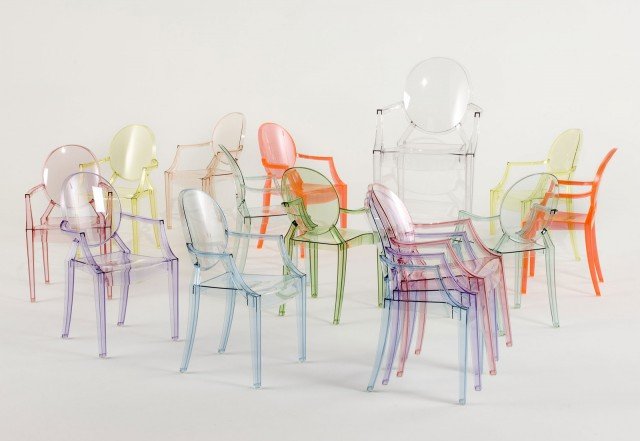 Loulou Ghost, design Philippe Starck, è la versione baby della sedia Louis Ghost di Kartell. Dedicata ai piccoli, la seggiolina viene declinata in un arcobaleno di tinte giocose e golose (trasparente, rosa confetto, celeste, verde, viola, giallo) o colori opachi (bianco, nero, rosso). Misura L 40 x P 37 x H. 63 cm. Prezzo 77 euro. www.kartell.it Loulou Ghost, design Philippe Starck, è la versione baby della sedia Louis Ghost di Kartell. Dedicata ai piccoli, la seggiolina viene declinata in un arcobaleno di tinte giocose e golose (trasparente, rosa confetto, celeste, verde, viola, giallo) o colori opachi (bianco, nero, rosso). Misura L 40 x P 37 x H. 63 cm. Prezzo 77 euro. www.kartell.it