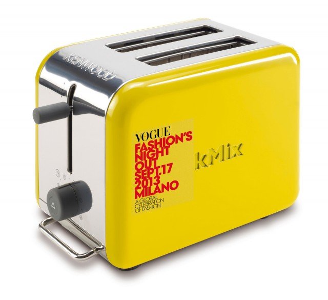 Il tostapane TTM028 della linea KMix Kenwood è dotato di 900W di potenza racchiusi in un corpo in metallo compatto ed elegante. La limited edition VFNO è acquistabile presso lo Store del Gruppo De’ Longhi. Prezzo 70 euro. www.delonghi.com Il tostapane TTM028 della linea KMix Kenwood è dotato di 900W di potenza racchiusi in un corpo in metallo compatto ed elegante. La limited edition VFNO è acquistabile presso lo Store del Gruppo De’ Longhi. Prezzo 70 euro. www.delonghi.com