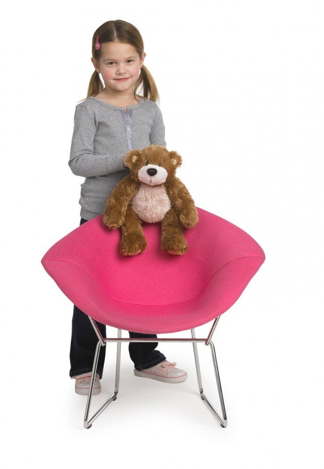 Questa è la riedizione per bambini della Diamond Chair di Harry Bertoia. Knoll for Kids include i grandi classici che hanno reso l’azienda americana un’icona. La poltrona abbina robustezza, comodità di seduta e un design assolutamente leggero ed essenziale. Un vero e proprio capolavoro del design adatta a tutti gli ambienti perfetta anche per la cameretta dei bambini. La struttura in tondino d’acciaio è saldata ad ogni intersezione. Si può richiedere nella versione totalmente rivestita (foto) o solo con cuscino in tessuto o pelle. Misura L 62 x P 54,5 x H 58 cm. Altezza seduta 28,5 cm. Prezzo a partire da 726 euro con solo cuscino. A partire da 1089 euro totalmente rivestita. www.knoll-int.com Questa è la riedizione per bambini della Diamond Chair di Harry Bertoia. Knoll for Kids include i grandi classici che hanno reso l’azienda americana un’icona. La poltrona abbina robustezza, comodità di seduta e un design assolutamente leggero ed essenziale. Un vero e proprio capolavoro del design adatta a tutti gli ambienti perfetta anche per la cameretta dei bambini. La struttura in tondino d’acciaio è saldata ad ogni intersezione. Si può richiedere nella versione totalmente rivestita (foto) o solo con cuscino in tessuto o pelle. Misura L 62 x P 54,5 x H 58 cm. Altezza seduta 28,5 cm. Prezzo a partire da 726 euro con solo cuscino. A partire da 1089 euro totalmente rivestita. www.knoll-int.com