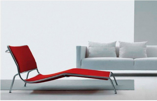 Linea leggera e anatomica, per la chaise longue Frog di Living Divani. Disegnata da Piero Lissoni ha la struttura in tubolare d’acciaio verniciato con polveri epossidiche o cromata. L’intreccio della seduta è realizzato in cuoio grezzo, naturale o tinto nero e marrone. Per un maggiore comfort è prevista una versione con cuscini imbottiti di poliuretano espanso e fibre acriliche. Il rivestimento può essere in pelle, feltro, cuoio o tessuto. Disponibile anche la versione outdoor, in acciaio inox e profilo in PVC trasparente o colorato. Per occupare lo spazio con aerea semplicità. Misura L 90 x P 80 x H 72 cm. Prezzo a partire da 899 euro. www.livingdivani.it Linea leggera e anatomica, per la chaise longue Frog di Living Divani. Disegnata da Piero Lissoni ha la struttura in tubolare d’acciaio verniciato con polveri epossidiche o cromata. L’intreccio della seduta è realizzato in cuoio grezzo, naturale o tinto nero e marrone. Per un maggiore comfort è prevista una versione con cuscini imbottiti di poliuretano espanso e fibre acriliche. Il rivestimento può essere in pelle, feltro, cuoio o tessuto. Disponibile anche la versione outdoor, in acciaio inox e profilo in PVC trasparente o colorato. Per occupare lo spazio con aerea semplicità. Misura L 90 x P 80 x H 72 cm. Prezzo a partire da 899 euro. www.livingdivani.it
