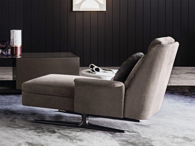 Elegante nella linea la collezione Spencer di Minotti, disegnata da Rodolfo Dordoni è dedicata al relax più completo. Proporzioni armoniose, attentamente calibrate, con uno schienale avvolgente in poliuretano e morbidi cucini in piuma d’oca. La base d’appoggio in alluminio fuso dona carattere e brillantezza all’insieme. In pelle o in tessuto, è disponibile nelle versioni con un solo bracciolo collocabile sia a destra che a sinistra, oppure senza braccioli. Misura L 146 x P 88 x H 90 cm. Prezzo su richiesta. www.minotti.com Elegante nella linea la collezione Spencer di Minotti, disegnata da Rodolfo Dordoni è dedicata al relax più completo. Proporzioni armoniose, attentamente calibrate, con uno schienale avvolgente in poliuretano e morbidi cucini in piuma d’oca. La base d’appoggio in alluminio fuso dona carattere e brillantezza all’insieme. In pelle o in tessuto, è disponibile nelle versioni con un solo bracciolo collocabile sia a destra che a sinistra, oppure senza braccioli. Misura L 146 x P 88 x H 90 cm. Prezzo su richiesta. www.minotti.com