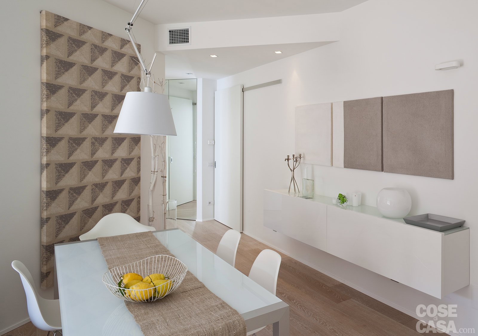 mobile bianco sospeso, tavolo bianco in vetro, a parete tele marrone-beige. Maggiore leggerezza visiva con i mobili sospesi mobile bianco sospeso, tavolo bianco in vetro, a parete tele marrone-beige. Maggiore leggerezza visiva con i mobili sospesi