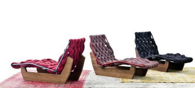 Biknit è la più recente creazione di Patricia Urquiola per Moroso. Impostata su un intreccio a macroscala, integra in un unico e forte segno superficie e struttura. Grazie all’impiego di materiali innovativi, Biknit consente anche alla permanenza in esterno. La calza tubolare per l’intreccio è di Yplast, resistente tessuto tecnico con anima di poliestere e guaina in PVC, mentre l’imbottitura è in Fossfill, fibra ipoallergenica a base di polietilene stretta in una maglina di contenimento in polipropilene. Il risultato assicura comfort e perfetta traspirabilità. Misura L 64 x P 155 x H 92 cm. Prezzo 2.924 euro. www.moroso.it Biknit è la più recente creazione di Patricia Urquiola per Moroso. Impostata su un intreccio a macroscala, integra in un unico e forte segno superficie e struttura. Grazie all’impiego di materiali innovativi, Biknit consente anche alla permanenza in esterno. La calza tubolare per l’intreccio è di Yplast, resistente tessuto tecnico con anima di poliestere e guaina in PVC, mentre l’imbottitura è in Fossfill, fibra ipoallergenica a base di polietilene stretta in una maglina di contenimento in polipropilene. Il risultato assicura comfort e perfetta traspirabilità. Misura L 64 x P 155 x H 92 cm. Prezzo 2.924 euro. www.moroso.it