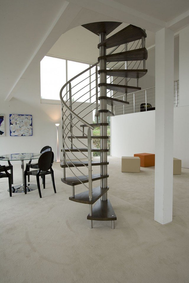 scala Top Inox di Novalinea ha scalini in rovere nella finitura decapata e spazzolato nero scala Top Inox di Novalinea ha scalini in rovere nella finitura decapata e spazzolato nero