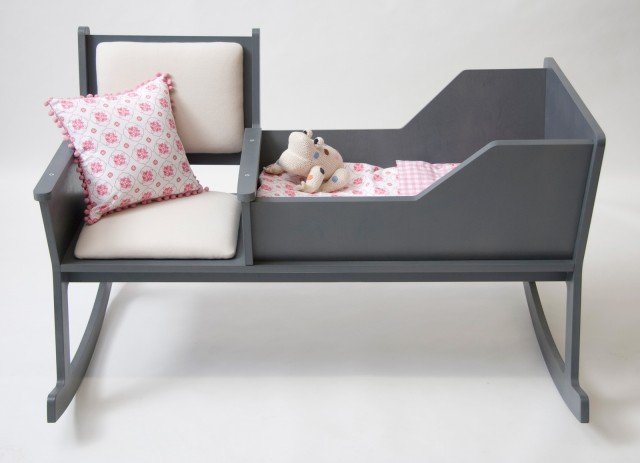 Con Rockid mamma e bebè dondolano insieme … così mentre il bambino dorme, la mamma legge o si riposa. La struttura è in legno di betulla realizzata in due colori grigio o bianco con cuscini seduta bianchi. Può essere realizzata in qualsiasi colore su richiesta del cliente con un supplemento sul prezzo del 15%. Il materasso della culla e i cuscini della seduta non sono inclusi nel prezzo (materasso formato standard 80x40 cm – cuscino 40x40cm). Misure: L 133 x P 88 x H 97 cm. Prezzo 645 euro. <strong>www.ontwerpduo.nl</strong> Con Rockid mamma e bebè dondolano insieme … così mentre il bambino dorme, la mamma legge o si riposa. La struttura è in legno di betulla realizzata in due colori grigio o bianco con cuscini seduta bianchi. Può essere realizzata in qualsiasi colore su richiesta del cliente con un supplemento sul prezzo del 15%. Il materasso della culla e i cuscini della seduta non sono inclusi nel prezzo (materasso formato standard 80x40 cm – cuscino 40x40cm). Misure: L 133 x P 88 x H 97 cm. Prezzo 645 euro. <strong>www.ontwerpduo.nl</strong>