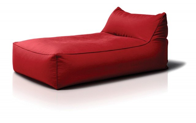 Perfetta per il living di una casa giovane e informale, la chaise-longue Limbo di Pianca è esuberante, confortevole e colorata. Priva di struttura, grazie all’imbottitura in palline di polistirolo accoglie la forma del corpo per creare una seduta comoda e avvolgente. Leggera e facile da trasportare, è totalmente personalizzabile nella scelta del rivestimento, che è disponibile in pelle o in tessuto nell’ampia gamma di colori della serie. Per rendere più originale e accattivante l’arredo, è possibile avere le cuciture in rilievo con tonalità a contrasto: un gioco che continua nella selezione degli accostamenti a pouf e poltrone dalla stessa linea per realizzare una zona salotto accogliente e creativa. Misura L 160 x P 83 x H 73 cm. Prezzo a partire da 561 euro. www.pianca.com Perfetta per il living di una casa giovane e informale, la chaise-longue Limbo di Pianca è esuberante, confortevole e colorata. Priva di struttura, grazie all’imbottitura in palline di polistirolo accoglie la forma del corpo per creare una seduta comoda e avvolgente. Leggera e facile da trasportare, è totalmente personalizzabile nella scelta del rivestimento, che è disponibile in pelle o in tessuto nell’ampia gamma di colori della serie. Per rendere più originale e accattivante l’arredo, è possibile avere le cuciture in rilievo con tonalità a contrasto: un gioco che continua nella selezione degli accostamenti a pouf e poltrone dalla stessa linea per realizzare una zona salotto accogliente e creativa. Misura L 160 x P 83 x H 73 cm. Prezzo a partire da 561 euro. www.pianca.com
