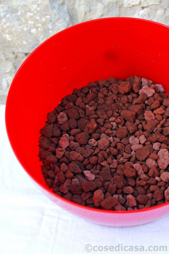 1. Per garantire adeguati spazi di sviluppo alle piante, la ciotola deve avere un diametro non inferiore ai 35-40 centimetri e deve essere profonda 2-3 centimetri in più rispetto allo spessore della zolla radicale più sviluppata, ovvero quella dell’anturio, quindi indicativamente 14-15 centimetri. Il drenaggio deve essere sempre garantito da uno strato di 1-2 centimetri di argilla espansa posta sul fondo: mancando questo, le radici potrebbero velocemente marcire, per ristagno di acqua, compromettendo lo sviluppo vegetativo della parte aerea. 1. Per garantire adeguati spazi di sviluppo alle piante, la ciotola deve avere un diametro non inferiore ai 35-40 centimetri e deve essere profonda 2-3 centimetri in più rispetto allo spessore della zolla radicale più sviluppata, ovvero quella dell’anturio, quindi indicativamente 14-15 centimetri. Il drenaggio deve essere sempre garantito da uno strato di 1-2 centimetri di argilla espansa posta sul fondo: mancando questo, le radici potrebbero velocemente marcire, per ristagno di acqua, compromettendo lo sviluppo vegetativo della parte aerea.