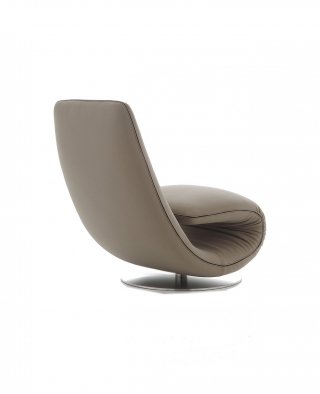 La chaise longue Ricciolo di Tonin Casa diventa poltrona grazie a un particolare meccanismo brevettato: un complemento dalle forme armoniose, dove ogni dettaglio è curato. è disponibile interamente rivestita in ecopelle oppure in pelle, in diverse colorazioni. Misura L 95/145 x P 65 x H 90 cm. In ecopelle, nella versione base costa 2.200 euro. <strong>www.tonincasa.it</strong> La chaise longue Ricciolo di Tonin Casa diventa poltrona grazie a un particolare meccanismo brevettato: un complemento dalle forme armoniose, dove ogni dettaglio è curato. è disponibile interamente rivestita in ecopelle oppure in pelle, in diverse colorazioni. Misura L 95/145 x P 65 x H 90 cm. In ecopelle, nella versione base costa 2.200 euro. <strong>www.tonincasa.it</strong>