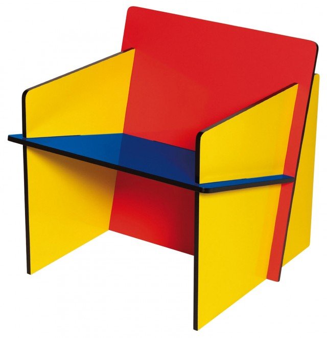 Il design applicato al mondo dei bambini è di Gianni Rossi per Seletti che, in omaggio alla Bauhaus (importantissima scuola di architettura, arte e design tedesca fondata nel 1919) realizza Bauchair. Forti le analogie con la famosissima Red and Blue di Gerit Thomas Rietveld. Realizzata in tre colori primari: rosso, giallo, blu la sedia modulare in MDF ha 4 pannelli che si compongono a incastro, senza viti per un montaggio semplice. Prodotta nella doppia variante per bambini e per adulti. Misura L 40 x P 40 x H 42 cm. Prezzo 75 euro. www.seletti.it Il design applicato al mondo dei bambini è di Gianni Rossi per Seletti che, in omaggio alla Bauhaus (importantissima scuola di architettura, arte e design tedesca fondata nel 1919) realizza Bauchair. Forti le analogie con la famosissima Red and Blue di Gerit Thomas Rietveld. Realizzata in tre colori primari: rosso, giallo, blu la sedia modulare in MDF ha 4 pannelli che si compongono a incastro, senza viti per un montaggio semplice. Prodotta nella doppia variante per bambini e per adulti. Misura L 40 x P 40 x H 42 cm. Prezzo 75 euro. www.seletti.it