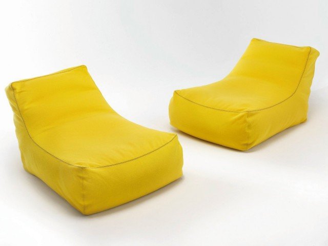 Si allarga anche la famiglia Zoe di Verzelloni, già composta da poltrona, pouf e chaise-longue, con Zoe Baby: realizzata senza nessun telaio di sostegno, è modellata da una fodera in cotone 100 per cento Twill, confezionata con tre camere separate contenenti perline di polistirolo espanso, per adattarsi a qualsiasi peso. Completamente sfoderabile è personalizzabile, grazie a vari tipi di rivestimento, dalla pelle al panno passando per il tessuto in un ampia gamma di colori. Misura L 81 x P 75 x H 49 cm. Prezzo 384 euro. www.verzelloni.it Si allarga anche la famiglia Zoe di Verzelloni, già composta da poltrona, pouf e chaise-longue, con Zoe Baby: realizzata senza nessun telaio di sostegno, è modellata da una fodera in cotone 100 per cento Twill, confezionata con tre camere separate contenenti perline di polistirolo espanso, per adattarsi a qualsiasi peso. Completamente sfoderabile è personalizzabile, grazie a vari tipi di rivestimento, dalla pelle al panno passando per il tessuto in un ampia gamma di colori. Misura L 81 x P 75 x H 49 cm. Prezzo 384 euro. www.verzelloni.it