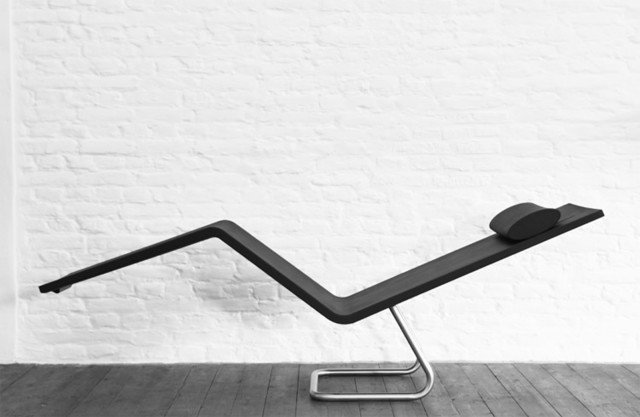 Sembra una scultura la chaise-longue MSV Chaise di Vitra. Non appena la si utilizza, si apprezza subito il suo estremo comfort: la morbida schiuma integrale si adatta alla forma del corpo e la struttura della base, in acciaio inox, consente di passare dalla posizione seduta a quella distesa in tutta semplicità. Adatta anche all'esterno. Misura L 154 x P 45, x H 86,7 cm. Prezzo 1,555 euro. www.vitra.com Sembra una scultura la chaise-longue MSV Chaise di Vitra. Non appena la si utilizza, si apprezza subito il suo estremo comfort: la morbida schiuma integrale si adatta alla forma del corpo e la struttura della base, in acciaio inox, consente di passare dalla posizione seduta a quella distesa in tutta semplicità. Adatta anche all'esterno. Misura L 154 x P 45, x H 86,7 cm. Prezzo 1,555 euro. www.vitra.com