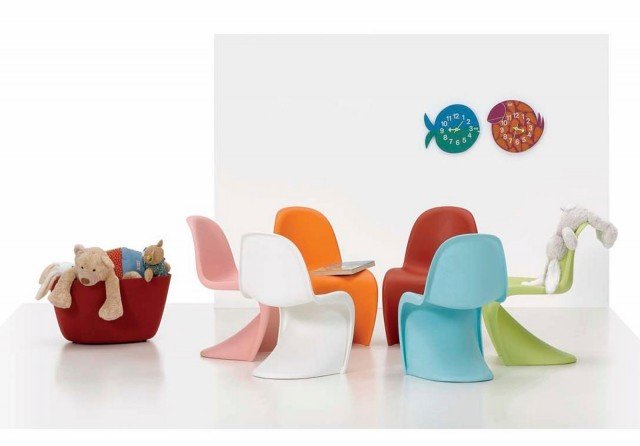 Versione Junior della celebre Panton Chair disegnata da Verner Panton nel 1959, è una seduta inconfondibile diventata un must della storia del design del Novecento. Piace ai bambini per la morbidezza delle forme, senza spigoli e per i suoi colori squillanti. Invariata in termini di proporzioni e materiali rispetto all’originale, ha dimensioni ridotte ad un quarto del modello standard. Realizzata in polipropilene opaco è disponibile in rosso, rosa, bianco, azzurro, mandarino e lime. Misura L 37,6 x P 44,6 x H 62, 8 cm. Prezzo 151 euro. www.vitra.com Versione Junior della celebre Panton Chair disegnata da Verner Panton nel 1959, è una seduta inconfondibile diventata un must della storia del design del Novecento. Piace ai bambini per la morbidezza delle forme, senza spigoli e per i suoi colori squillanti. Invariata in termini di proporzioni e materiali rispetto all’originale, ha dimensioni ridotte ad un quarto del modello standard. Realizzata in polipropilene opaco è disponibile in rosso, rosa, bianco, azzurro, mandarino e lime. Misura L 37,6 x P 44,6 x H 62, 8 cm. Prezzo 151 euro. www.vitra.com