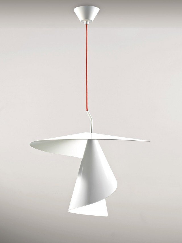 Spiry di Axo Light, sospensione ironica e giocosa con diffusore in alluminio verniciato bianco a forma di spirale. Predisposta per lampadina alogena eco max 100 watt o fluorescente max 23 watt. Misura L 57 x P 35 x H 210 cm. Prezzo 463,60. www.axolight.it Spiry di Axo Light, sospensione ironica e giocosa con diffusore in alluminio verniciato bianco a forma di spirale. Predisposta per lampadina alogena eco max 100 watt o fluorescente max 23 watt. Misura L 57 x P 35 x H 210 cm. Prezzo 463,60. www.axolight.it
