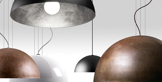La sospensione <strong>Sunset by Il Fanale Group</strong> ha il paralume a forma di mezza sfera, è in metallo bicolore in diverse finiture. Nelle versioni con esterno in cor-ten, bianco o nero lucido abbinati a interno in bianco, oro, argento o rame. Disponibile in quattro misure di diametro. Nella misura la sospensione <strong>Sunset by Il Fanale Group</strong> 30 x H 15 cm, prezzo 195,20 euro. <strong>www.torremato.com</strong> La sospensione <strong>Sunset by Il Fanale Group</strong> ha il paralume a forma di mezza sfera, è in metallo bicolore in diverse finiture. Nelle versioni con esterno in cor-ten, bianco o nero lucido abbinati a interno in bianco, oro, argento o rame. Disponibile in quattro misure di diametro. Nella misura la sospensione <strong>Sunset by Il Fanale Group</strong> 30 x H 15 cm, prezzo 195,20 euro. <strong>www.torremato.com</strong>