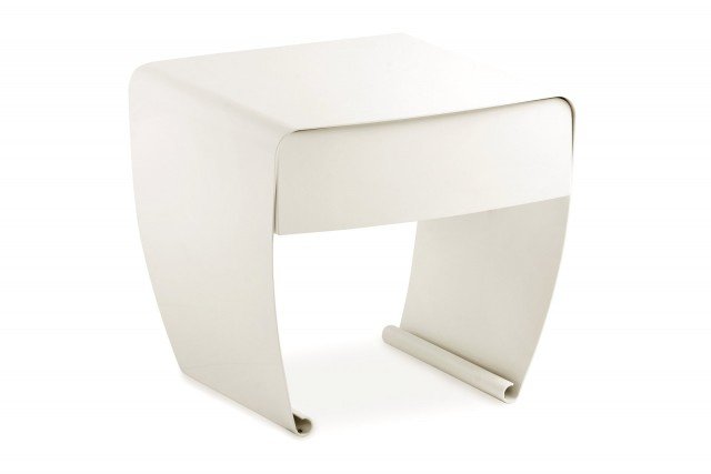 Un design contemporaneo per Taolino di Cantori che è rivestito in metallo tagliato a laser e levigato a mano; è dotato di un grande cassetto con guide ad estrazione totale e richiamo frenato. Misura L 44 x P 42 x H 42 cm. Prezzo 557 euro. www.cantori.it Un design contemporaneo per Taolino di Cantori che è rivestito in metallo tagliato a laser e levigato a mano; è dotato di un grande cassetto con guide ad estrazione totale e richiamo frenato. Misura L 44 x P 42 x H 42 cm. Prezzo 557 euro. www.cantori.it