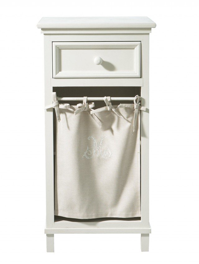 Manosque di Maisons du Monde ha, al posto dell’anta, una romantica tendina ricamata in puro cotone color lino sospesa con quattro fiocchetti; la struttura è in abete rifinito écru opaco, il cassetto e i ripiani sono in Mdf. Misura L 35 x P 30 x H 70 cm. Prezzo 79 euro. www.maisonsdumonde.com Manosque di Maisons du Monde ha, al posto dell’anta, una romantica tendina ricamata in puro cotone color lino sospesa con quattro fiocchetti; la struttura è in abete rifinito écru opaco, il cassetto e i ripiani sono in Mdf. Misura L 35 x P 30 x H 70 cm. Prezzo 79 euro. www.maisonsdumonde.com