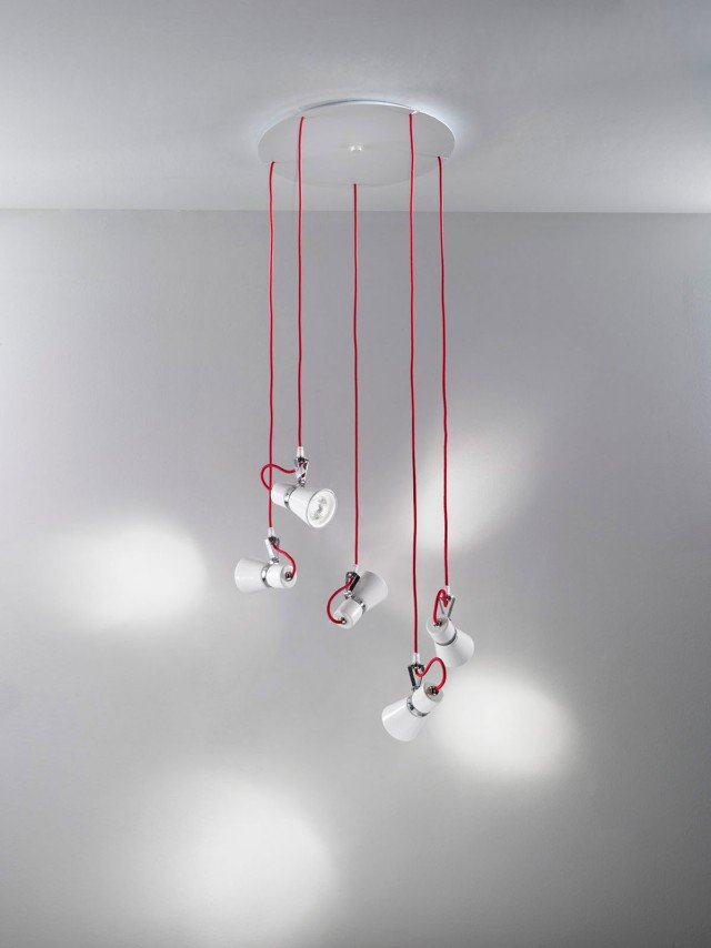 Ribalta di Linea Light è una sospensione composta da cinque paralumi in ceramica verniciata bianca montati, con cavi rossi, su struttura in metallo. Le altezze differenziate dei faretti diffondono una luce omogenea e diffusa. Misura diametro 40 x H 150. Prezzo 457,50. www.linealight.com Ribalta di Linea Light è una sospensione composta da cinque paralumi in ceramica verniciata bianca montati, con cavi rossi, su struttura in metallo. Le altezze differenziate dei faretti diffondono una luce omogenea e diffusa. Misura diametro 40 x H 150. Prezzo 457,50. www.linealight.com