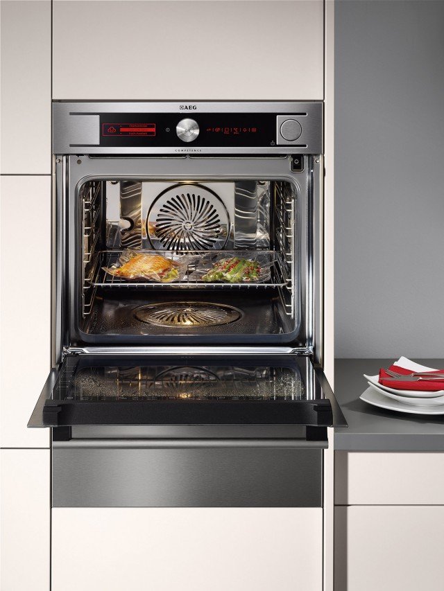 - Il forno ProCombi a vapore BS 9354151 M di Aeg-Electrolux è un forno multifunzione in cui la cottura sottovuoto si aggiunge a quella a vapore ed alle altre tipiche di un normale forno elettrico. Oltre alle 24 funzioni (di cui 4 a vapore) ha quindi la modalità sottovuoto che utilizza il vapore per cuocere carne, pesce, frutti di mare, verdure e frutta ad una temperatura tra 50 °C e 95 °C. In classe di efficienza energetica A-20%, è dotato di programmatore elettronico, ricette preimpostate, display LCD multifunzione e multilingue. Prezzo da rivenditore. www.aeg-electrolux.it - Il forno ProCombi a vapore BS 9354151 M di Aeg-Electrolux è un forno multifunzione in cui la cottura sottovuoto si aggiunge a quella a vapore ed alle altre tipiche di un normale forno elettrico. Oltre alle 24 funzioni (di cui 4 a vapore) ha quindi la modalità sottovuoto che utilizza il vapore per cuocere carne, pesce, frutti di mare, verdure e frutta ad una temperatura tra 50 °C e 95 °C. In classe di efficienza energetica A-20%, è dotato di programmatore elettronico, ricette preimpostate, display LCD multifunzione e multilingue. Prezzo da rivenditore. www.aeg-electrolux.it