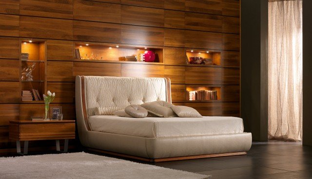Tessuto francese lavorato a mano per il letto della collezione Elettra di Cantiero che si ispira ai modelli degli Anni Quaranta e ha la struttura realizzata artigianalmente in noce massello americano. È apribile ed è dotato di un vano contenitore per riporre lenzuola e coperte. Misura L 184 x P 227 x H 126 cm. Prezzo 6.350 euro. www.cantiero.it Tessuto francese lavorato a mano per il letto della collezione Elettra di Cantiero che si ispira ai modelli degli Anni Quaranta e ha la struttura realizzata artigianalmente in noce massello americano. È apribile ed è dotato di un vano contenitore per riporre lenzuola e coperte. Misura L 184 x P 227 x H 126 cm. Prezzo 6.350 euro. www.cantiero.it