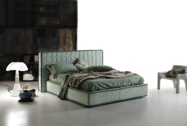 Il perimetro di Brando di Ditre Italia è decorato da un profilo cilindrico, tono su tono, che ricorda quello dei vecchi materassi di lana; la grande testata sporge lateralmente e rende il letto confortevole. Misura L 211 x P 215 x H 111 cm. Prezzo 2.150 euro. www.ditreitalia.com Il perimetro di Brando di Ditre Italia è decorato da un profilo cilindrico, tono su tono, che ricorda quello dei vecchi materassi di lana; la grande testata sporge lateralmente e rende il letto confortevole. Misura L 211 x P 215 x H 111 cm. Prezzo 2.150 euro. www.ditreitalia.com