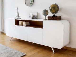 Atmosfere fifties con un tocco contemporaneo. One di Doimo Idea e una madia unica nel suo genere che mixa lo stile pulito degli anni Cinquanta con finiture altamente contemporanee. Struttura e ante sono in laccato opaco e, per un effetto pop, le ante si possono scegliere di diverso colore líuna dallíaltra. Pi˘ snella e leggera Ë invece la versione con top e ante in cristallo temperato. Misura L 250 x P 49 x H 87 cm. Prezzo a partire da 3.500 euro. www.doimoidea.it Atmosfere fifties con un tocco contemporaneo. One di Doimo Idea e una madia unica nel suo genere che mixa lo stile pulito degli anni Cinquanta con finiture altamente contemporanee. Struttura e ante sono in laccato opaco e, per un effetto pop, le ante si possono scegliere di diverso colore líuna dallíaltra. Pi˘ snella e leggera Ë invece la versione con top e ante in cristallo temperato. Misura L 250 x P 49 x H 87 cm. Prezzo a partire da 3.500 euro. www.doimoidea.it