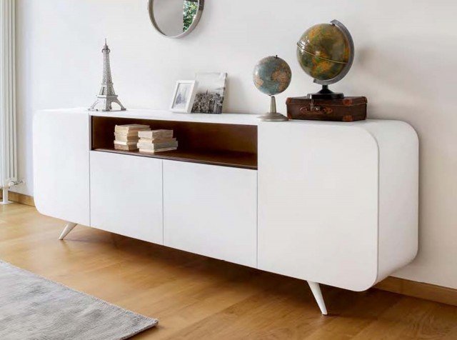 Atmosfere fifties con un tocco contemporaneo. One di Doimo Idea e una madia unica nel suo genere che mixa lo stile pulito degli anni Cinquanta con finiture altamente contemporanee. Struttura e ante sono in laccato opaco e, per un effetto pop, le ante si possono scegliere di diverso colore líuna dallíaltra. Pi˘ snella e leggera Ë invece la versione con top e ante in cristallo temperato. Misura L 250 x P 49 x H 87 cm. Prezzo a partire da 3.500 euro. www.doimoidea.it Atmosfere fifties con un tocco contemporaneo. One di Doimo Idea e una madia unica nel suo genere che mixa lo stile pulito degli anni Cinquanta con finiture altamente contemporanee. Struttura e ante sono in laccato opaco e, per un effetto pop, le ante si possono scegliere di diverso colore líuna dallíaltra. Pi˘ snella e leggera Ë invece la versione con top e ante in cristallo temperato. Misura L 250 x P 49 x H 87 cm. Prezzo a partire da 3.500 euro. www.doimoidea.it