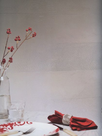 Calce, polveri di marmo e minerali naturali compongono la linea "Segui il tuo istinto" di Giorgio Graesan, che crea superfici in rilievo o levigate in 141 colori, coprendo le minori irregolarità del muro in un unico passaggio. www.giorgiograesan.it Calce, polveri di marmo e minerali naturali compongono la linea "Segui il tuo istinto" di Giorgio Graesan, che crea superfici in rilievo o levigate in 141 colori, coprendo le minori irregolarità del muro in un unico passaggio. www.giorgiograesan.it