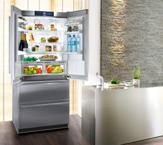 In classe A+, l 4 porte CBNes 6256 di Liebherr è dotato di cassetti BioFresh che aumentano la conservazione dei cibi freschi grazie alla temperatura a 0°C e alla possibilità di controllare il livello di umidità. Inoltre il congelatore con apertura a 2 cassetti è NoFrost con produttore di ghiaccio. Grazie a due circuiti di raffreddamento è possibile regolare le temperature di frigorifero e congelatore in modo preciso e indipendente. Misura L 91 x P 61,5 x H 203,9 cm. Costa 5.342,79 euro. www.bsdspa.it In classe A+, l 4 porte CBNes 6256 di Liebherr è dotato di cassetti BioFresh che aumentano la conservazione dei cibi freschi grazie alla temperatura a 0°C e alla possibilità di controllare il livello di umidità. Inoltre il congelatore con apertura a 2 cassetti è NoFrost con produttore di ghiaccio. Grazie a due circuiti di raffreddamento è possibile regolare le temperature di frigorifero e congelatore in modo preciso e indipendente. Misura L 91 x P 61,5 x H 203,9 cm. Costa 5.342,79 euro. www.bsdspa.it