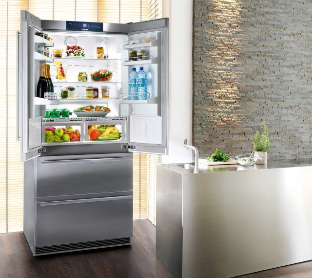 In classe A+, l 4 porte CBNes 6256 di Liebherr è dotato di cassetti BioFresh che aumentano la conservazione dei cibi freschi grazie alla temperatura a 0°C e alla possibilità di controllare il livello di umidità. Inoltre il congelatore con apertura a 2 cassetti è NoFrost con produttore di ghiaccio. Grazie a due circuiti di raffreddamento è possibile regolare le temperature di frigorifero e congelatore in modo preciso e indipendente. Misura L 91 x P 61,5 x H 203,9 cm. Costa 5.342,79 euro. www.bsdspa.it In classe A+, l 4 porte CBNes 6256 di Liebherr è dotato di cassetti BioFresh che aumentano la conservazione dei cibi freschi grazie alla temperatura a 0°C e alla possibilità di controllare il livello di umidità. Inoltre il congelatore con apertura a 2 cassetti è NoFrost con produttore di ghiaccio. Grazie a due circuiti di raffreddamento è possibile regolare le temperature di frigorifero e congelatore in modo preciso e indipendente. Misura L 91 x P 61,5 x H 203,9 cm. Costa 5.342,79 euro. www.bsdspa.it