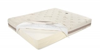 Naturale, Linen Naturosoft offre un sostegno ortopedico e perfettamente bilanciato su tutto il corpo. E’ composto da tre strati interni: una lastra in Ecogreen a 7 zone differenziate con struttura ondulata rivestita in fibra di lino naturale al 100% traspirante e anallergica, uno strato di 2 cm in Geomemory Soia trapuntato sul rivestimento in lino, e uno in Malva Foam con proprietà antinfiammatorie. Il materasso è costituito da due lastre singole affiancate ribaltabili che consentono di scegliere tra un supporto soft o rigido. Misura L 160 x P 190/195/200x H 25 cm, costa 1.872 euro. Di Magniflex www. magnflex.com. Naturale, Linen Naturosoft offre un sostegno ortopedico e perfettamente bilanciato su tutto il corpo. E’ composto da tre strati interni: una lastra in Ecogreen a 7 zone differenziate con struttura ondulata rivestita in fibra di lino naturale al 100% traspirante e anallergica, uno strato di 2 cm in Geomemory Soia trapuntato sul rivestimento in lino, e uno in Malva Foam con proprietà antinfiammatorie. Il materasso è costituito da due lastre singole affiancate ribaltabili che consentono di scegliere tra un supporto soft o rigido. Misura L 160 x P 190/195/200x H 25 cm, costa 1.872 euro. Di Magniflex www. magnflex.com.