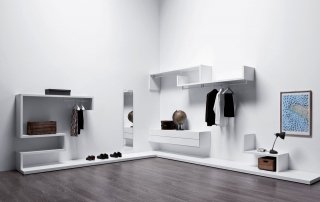 cabina armadio Libera di Pianca con mensole, cassetti e tubi appendiabiti modulari in laccato opaco cabina armadio Libera di Pianca con mensole, cassetti e tubi appendiabiti modulari in laccato opaco