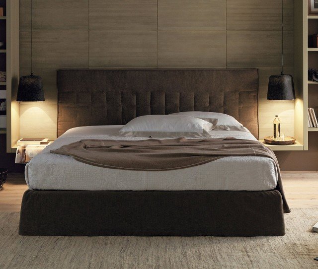 Effetto trapuntato per la testata del sommier imbottito della Collezione Nuovo Mondo di Scandola Mobili: il design lineare e la tinta calda permettono di accostarlo anche ad arredi in legno classici. Misura L 310 x P 220 x H 161 cm. Prezzo 2.867 euro. www.scandolamobili.it Effetto trapuntato per la testata del sommier imbottito della Collezione Nuovo Mondo di Scandola Mobili: il design lineare e la tinta calda permettono di accostarlo anche ad arredi in legno classici. Misura L 310 x P 220 x H 161 cm. Prezzo 2.867 euro. www.scandolamobili.it