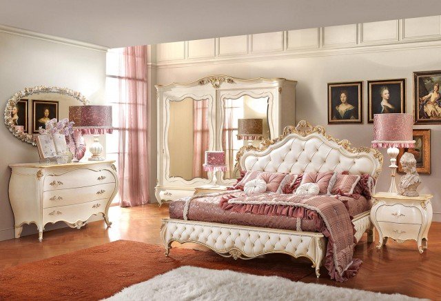 Una laccatura spatolata con dettagli foglia oro impreziosisce Romantica di Signorini & Coco, un modello che si ispira allo stile settecentesco ed è interamente rivestito in pregiata pelle bianca. Misura L 198 x P 204 x H 155 cm. Prezzo 6.947 euro. www.signorinicoco.com Una laccatura spatolata con dettagli foglia oro impreziosisce Romantica di Signorini & Coco, un modello che si ispira allo stile settecentesco ed è interamente rivestito in pregiata pelle bianca. Misura L 198 x P 204 x H 155 cm. Prezzo 6.947 euro. www.signorinicoco.com