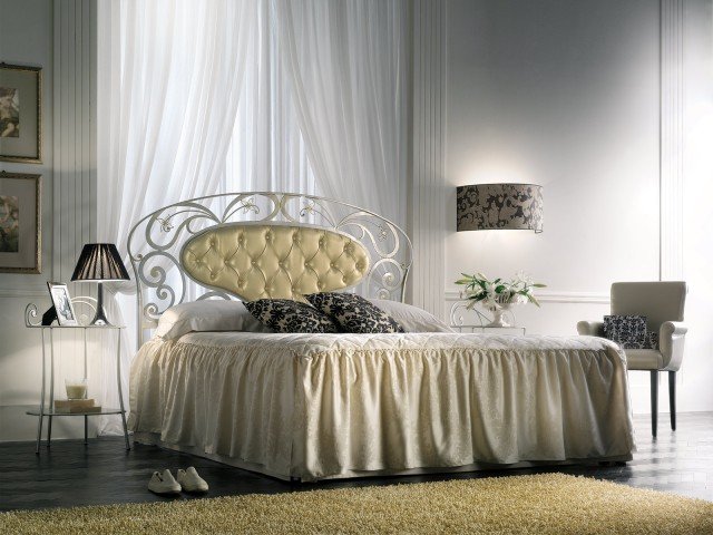 7. Cora di Target Point ha la struttura in ferro forgiato a mano con finitura argento spazzolato oro e la testata decorata da un inserto ovale rivestito in ecopelle dorata; è disponibile anche nella versione con box contenitore. Misura L 180 x P 202 x H 140 cm. Prezzo della versione base 1.085,80 euro. www.targetpoint.it 7. Cora di Target Point ha la struttura in ferro forgiato a mano con finitura argento spazzolato oro e la testata decorata da un inserto ovale rivestito in ecopelle dorata; è disponibile anche nella versione con box contenitore. Misura L 180 x P 202 x H 140 cm. Prezzo della versione base 1.085,80 euro. www.targetpoint.it