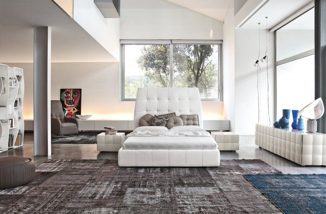 Dimensioni imponenti per Pacifico di Tonin Casa caratterizzato da una grande testata capitonné rivestita in ecopelle bianca: un letto importante che arreda da solo l'intera parete. Misura L 143 x P 205 x H 147 cm. Prezzo 2.678 euro. www.tonincasa.it Dimensioni imponenti per Pacifico di Tonin Casa caratterizzato da una grande testata capitonné rivestita in ecopelle bianca: un letto importante che arreda da solo l'intera parete. Misura L 143 x P 205 x H 147 cm. Prezzo 2.678 euro. www.tonincasa.it