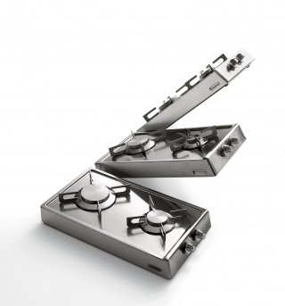 I piani cottura a due fuochi <strong>Ribaltabili R 30/2GR e R30/2GG di Alpes Inox</strong> possono essere installati su top già esistenti, senza bisogno del foro per l’incasso. La posizione verticale, resa possibile grazie ad un pratico e sicuro sistema di bloccaggio, consente di disporre liberamente dello spazio sul piano una volta finito di cucinare. Misura L 29,5 x P 52 x H 7,7 cm. Prezzo 1.040 euro, a modulo.<strong> www.alpesinox.com</strong> I piani cottura a due fuochi <strong>Ribaltabili R 30/2GR e R30/2GG di Alpes Inox</strong> possono essere installati su top già esistenti, senza bisogno del foro per l’incasso. La posizione verticale, resa possibile grazie ad un pratico e sicuro sistema di bloccaggio, consente di disporre liberamente dello spazio sul piano una volta finito di cucinare. Misura L 29,5 x P 52 x H 7,7 cm. Prezzo 1.040 euro, a modulo.<strong> www.alpesinox.com</strong>