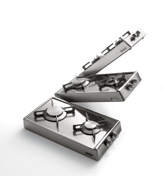 I piani cottura a due fuochi <strong>Ribaltabili R 30/2GR e R30/2GG di Alpes Inox</strong> possono essere installati su top già esistenti, senza bisogno del foro per l’incasso. La posizione verticale, resa possibile grazie ad un pratico e sicuro sistema di bloccaggio, consente di disporre liberamente dello spazio sul piano una volta finito di cucinare. Misura L 29,5 x P 52 x H 7,7 cm. Prezzo 1.040 euro, a modulo.<strong> www.alpesinox.com</strong> I piani cottura a due fuochi <strong>Ribaltabili R 30/2GR e R30/2GG di Alpes Inox</strong> possono essere installati su top già esistenti, senza bisogno del foro per l’incasso. La posizione verticale, resa possibile grazie ad un pratico e sicuro sistema di bloccaggio, consente di disporre liberamente dello spazio sul piano una volta finito di cucinare. Misura L 29,5 x P 52 x H 7,7 cm. Prezzo 1.040 euro, a modulo.<strong> www.alpesinox.com</strong>