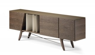 Ispirata alla sobrietà degli anni '50 la madia Longplay di Arketipo è studiata per essere inserita in ambienti dal gusto eterogeneo. Il particolare taglio geometrico di alcune ante e del vano a giorno, infondono modernità e fascino. Il piano, disponibile in cristallo acidato o in marmo, si contrappone al caldo legno dell'intera struttura, per ottenere un piacevole contrasto tra materiali e colori. Misura L 236,5 x P 45,5 x H 83 cm. Prezzo a partire da 3.330 euro. www.arketipo.com Ispirata alla sobrietà degli anni '50 la madia Longplay di Arketipo è studiata per essere inserita in ambienti dal gusto eterogeneo. Il particolare taglio geometrico di alcune ante e del vano a giorno, infondono modernità e fascino. Il piano, disponibile in cristallo acidato o in marmo, si contrappone al caldo legno dell'intera struttura, per ottenere un piacevole contrasto tra materiali e colori. Misura L 236,5 x P 45,5 x H 83 cm. Prezzo a partire da 3.330 euro. www.arketipo.com
