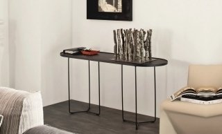 Billy Wood, di Cattelan Italia, è una console dal design leggero, arrotondato e moderno. Si adatta ad un ambiente living ricercato e di gusto, comodo ma non invadente. La base è in acciaio verniciato goffrato nero mentre il piano è in rovere bruciato. Misura L 150 x P 50 x H 75 cm. Prezzo 735 euro. www.cattelanitalia.com Billy Wood, di Cattelan Italia, è una console dal design leggero, arrotondato e moderno. Si adatta ad un ambiente living ricercato e di gusto, comodo ma non invadente. La base è in acciaio verniciato goffrato nero mentre il piano è in rovere bruciato. Misura L 150 x P 50 x H 75 cm. Prezzo 735 euro. www.cattelanitalia.com