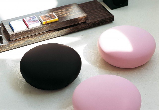 Hollywood di Bonaldo è un pouf realizzato con imbottitura in poliuretano e rivestimento in speciale tessuto elastico, completamente sfoderabile. Disponibile in due formati (Hollywood medium e Hollywood large), nei colori rosso, verde, melanzana, grigio antracite, blu notte, nero, rosa, marrone e bianco. Misura Ø 65 x H 45 cm - Ø 85 x H 36 cm. Prezzo a partire da 350 euro. www.bonaldo.it Hollywood di Bonaldo è un pouf realizzato con imbottitura in poliuretano e rivestimento in speciale tessuto elastico, completamente sfoderabile. Disponibile in due formati (Hollywood medium e Hollywood large), nei colori rosso, verde, melanzana, grigio antracite, blu notte, nero, rosa, marrone e bianco. Misura Ø 65 x H 45 cm - Ø 85 x H 36 cm. Prezzo a partire da 350 euro. www.bonaldo.it