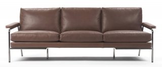È un remake di un modello degli Anni Cinquanta Carpe Diem di Busnelli reso unico dalla struttura cromo lucido in contrasto con la pelle color cioccolato; anche i braccioli sono realizzati in tubolare di acciaio. Misura L 221 x P 92 x H 78 cm. Prezzo della versione base due posti con struttura verniciata 3.709 euro. www.busnelli.it È un remake di un modello degli Anni Cinquanta Carpe Diem di Busnelli reso unico dalla struttura cromo lucido in contrasto con la pelle color cioccolato; anche i braccioli sono realizzati in tubolare di acciaio. Misura L 221 x P 92 x H 78 cm. Prezzo della versione base due posti con struttura verniciata 3.709 euro. www.busnelli.it